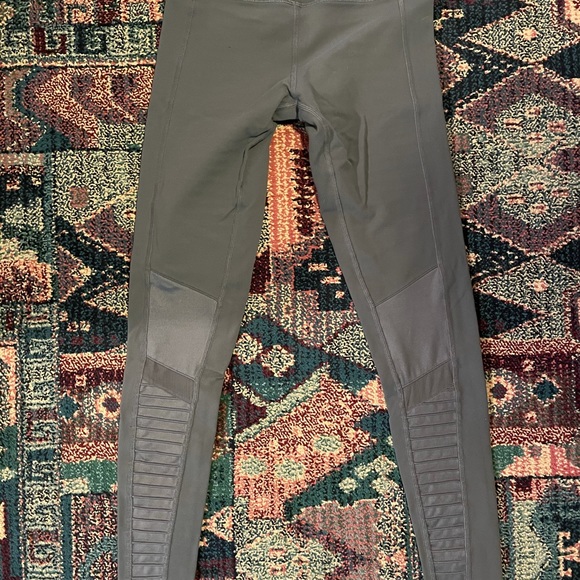 Grey Alo Yoga Low-Rise Moto Leggings - Picture 11 of 13